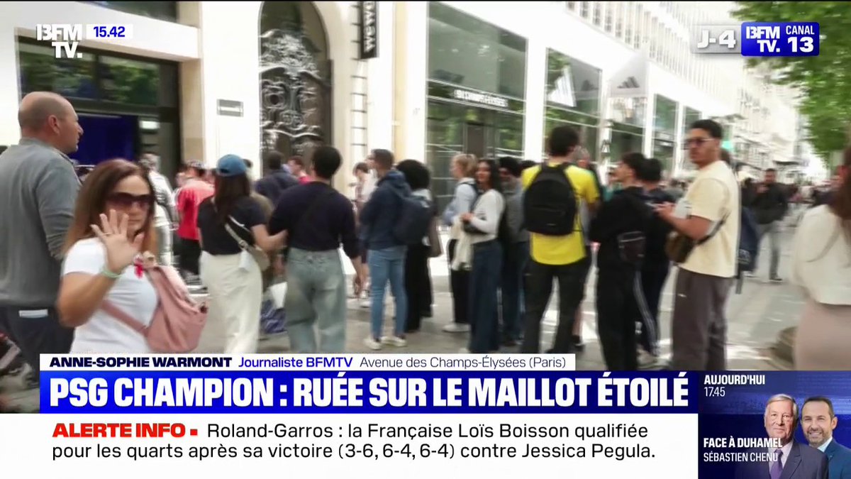 Sur les Champs-Élysées, les supporters s'arrachent le maillot collector vendu dans la boutique officielle du PSG après le sacre du club en Ligue des Champions