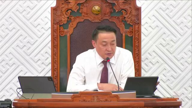 Хамтарсан ЗГ-н бүрдүүлсэн 3 намын АН нь энэ засгаас гарна гээд мэдэгдчихсэн, МАНай нам бага хурлаараа АН-г гаргана гээд шийдчихсэн. 118-н бүлэг үүсгэсэн байгааг ард түмэн эсэргүүцээд гудманд гарцан байхад бид энд ямар ЗГ-т итгэл үзүүлэх гээд суугаад байгаа юм бэ? Хачин хачин юм их үзэж байна. МАНай намын ямар ч том дарга Бага Хурлынхаа шийдвэр дээгүүр алхаж байгаагүй. МАНай намын даргыг Босоо, Хэвтээ, Хөхдөг хөхдөггүй хүмүүс өмөөрч өлсгөлөн зарлахыг үзэж байна. Тэдний эзэн Женко Баттулга нь АН-н гишүүдээ энэ ЗГ-г авч үлд гээд дарамтлаад яваа сураг байна.