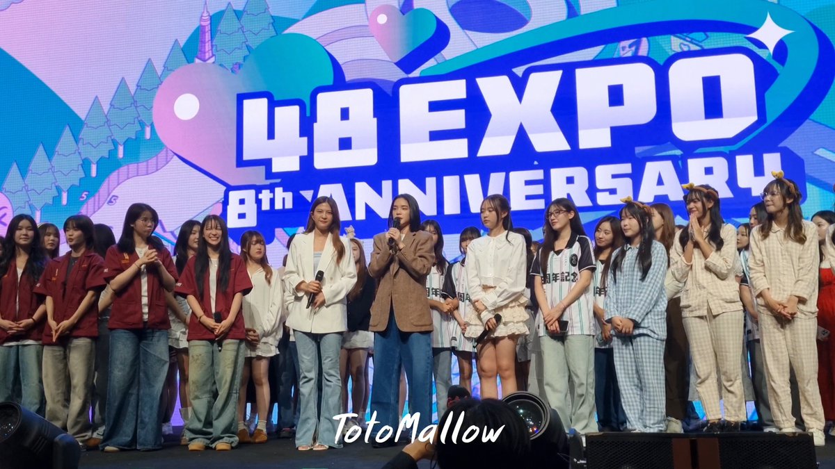 ช่วงเฌอปรางประกาศผู้จัดการวง BNK48 คนใหม่ ป๊อปเป้อ พร้อมมอบสูทประจำตำแหน่ง และป๊อปเป้อประกาศจบการศึกษา แต่จะยังทำกิจกรรมของคามิ7 อยู่ และเข้าร่วมงานใหญ่ของรุ่น3 ในวันที่ 9 สิงหาคม #CherprangAreekul #PopperBNK48 #HoopBNK48 #EarnBNK48 #KaofrangBNK48 #48EXPO_TH #BNK48