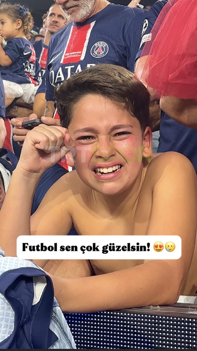 Futbol sen çok güzelsin. 😍 PSG taraftarı küçük bir çocuk, kupa töreni sırasında sevinç gözyaşlarına boğuldu. 🥲 #TRTSporDijital