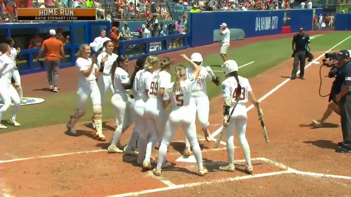 STEWART SENDS ONE OUT FOR A TEXAS LEAD 💥 #WCWS x 🎥 ESPN / Texas Softball