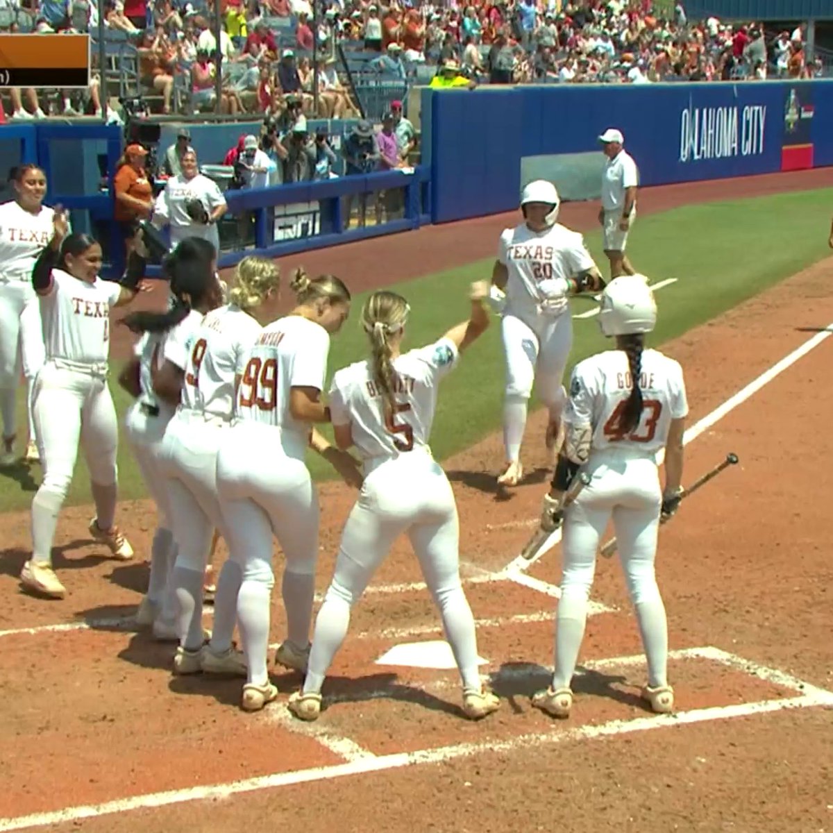 KATIE STEWART GOES YARD TO PUT TEXAS IN FRONT 🤘 📺 ESPN/ESPN+