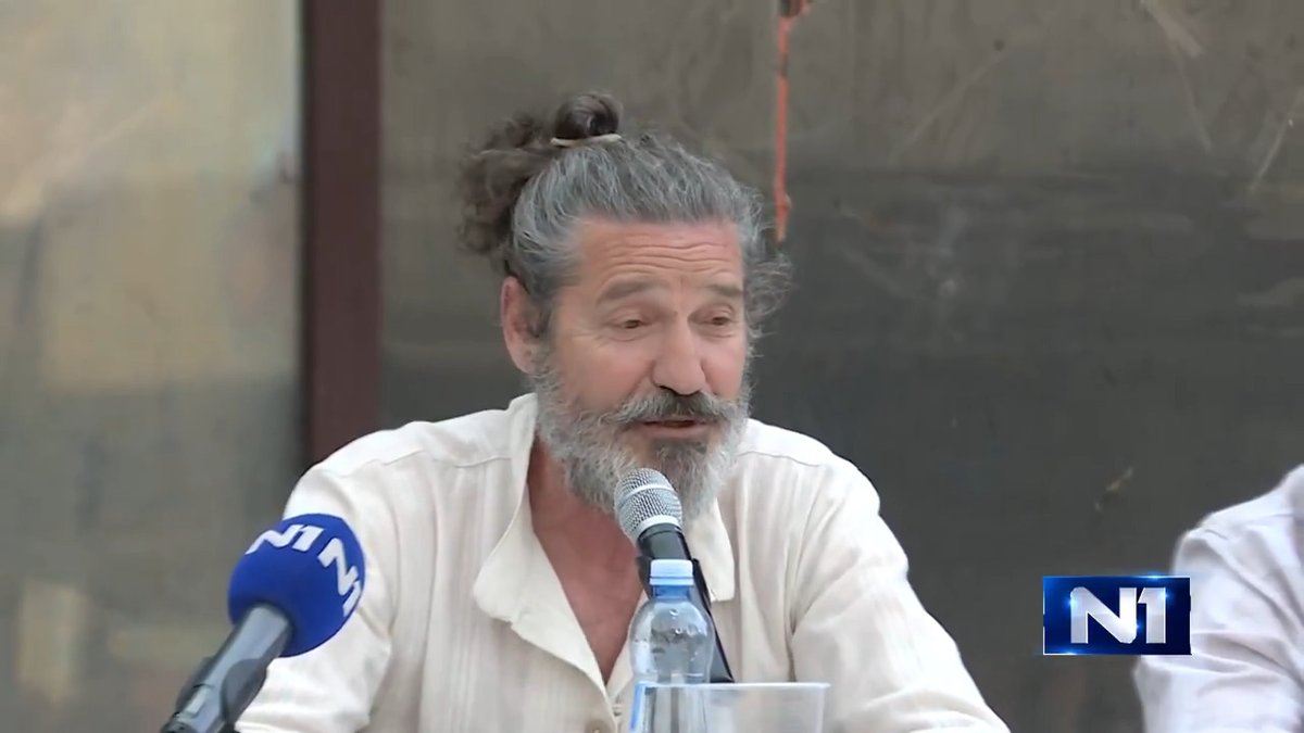 "Oni neka buše, a mi ćemo da pumpamo..." Neko je glumcu Draganu Jovanoviću probušio gumu na automobilu. Pokušali su da ga spreče da dođe u Kosjerić, a poslušajte kako se on snašao i šta ima da kaže na to 👇