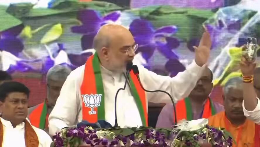 Amit shah को किसने कहा मुसलमान ऑपरेशन सिंदूर का विरोधी है? Asaduddin Owaisi साहब ने समाज के मसले और पार्टी विचारधारा सब भूल कर दुनिया में भारत का पक्ष रखा क्या वो भी Operation Sindoor के विरोधी है? आज Owaisi साहब को ये सब सुनके दुख तो हुआ होगा. ख़ुद अमित शाह के गृह विभाग के अधीन आने वाले BSF के मुस्लिम जवान दुश्मन देश पाकिस्तान से लड़ कर शहीद हो गए,तिरंगे में घर आए फिर भी हमारे गृह मंत्री को मुसलमानों के देशभक्ति पे शक है?