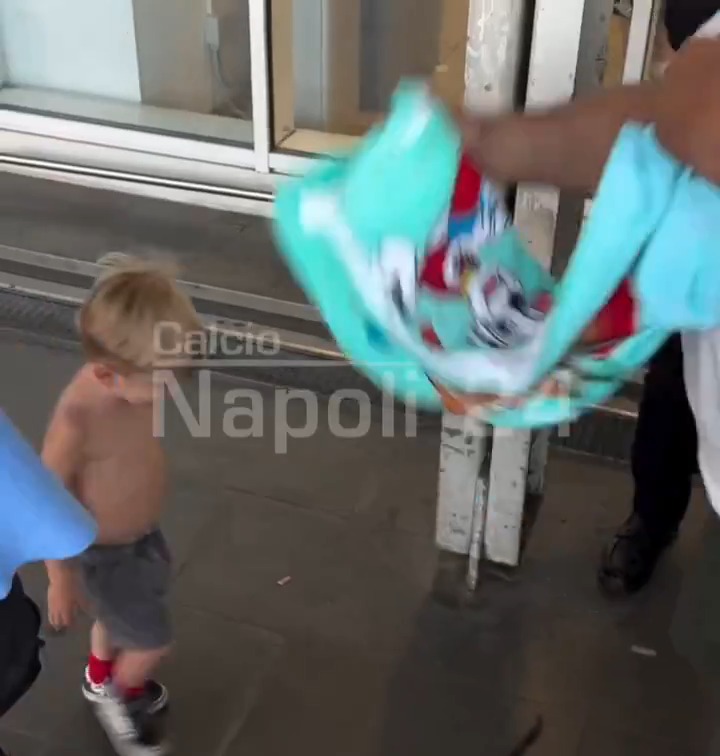 Mertens ailesi, Napoli'de vatandaşlar tarafından karşılandı. (Calcio Napoli24)
