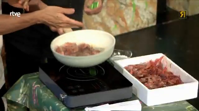 🦐🦐 La fina línea entre programa de televisión y chiringuito de la playa. El público que lave la ropa porque menuda zorrera se ha montado. #Larevuelta