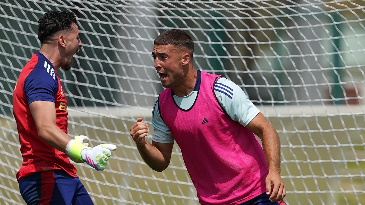🤩 ¿Un poco de euforia para cerrar el día? 🛡 Así se celebra una salvada en la última jugada del partido... 🪖 ¡Eres un animal, Juanma! #U21EURO | #NuestraBase