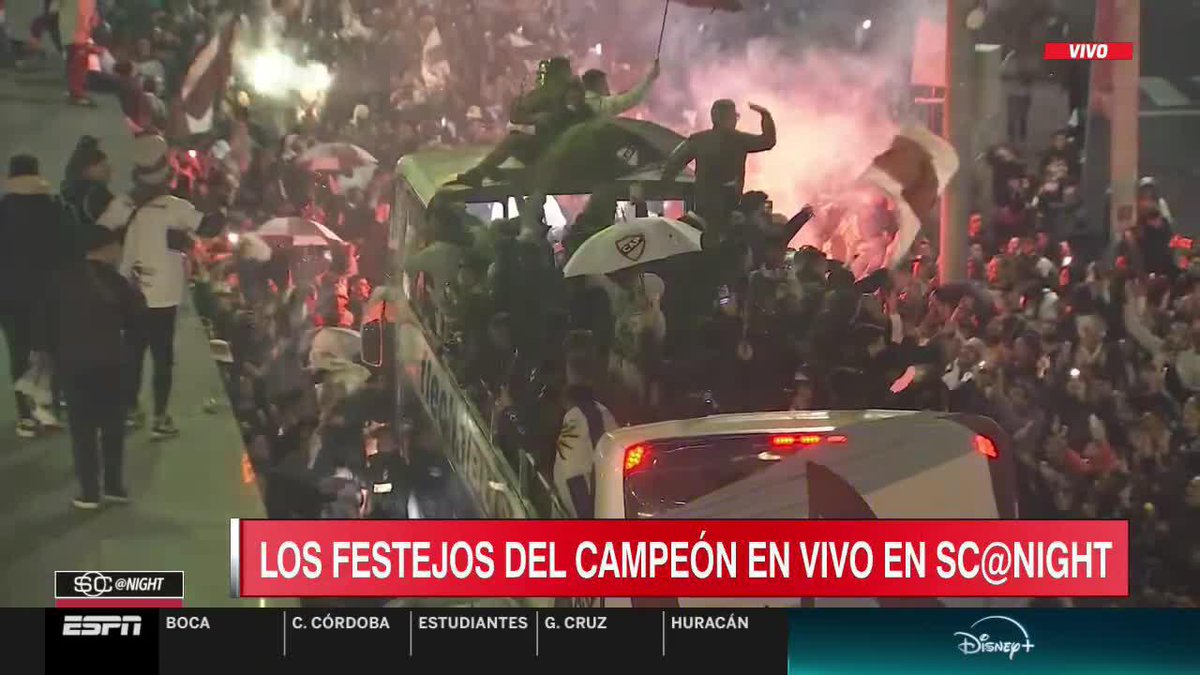 Muchísimos hinchas de Platense ⬜️🟫🦑 se acercan a la caravana del plantel para celebrar la consagración en el Apertura.