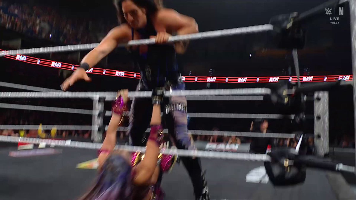 Y vuelven los cánticos de "We Want Truth". Que no paren. #WWERAW