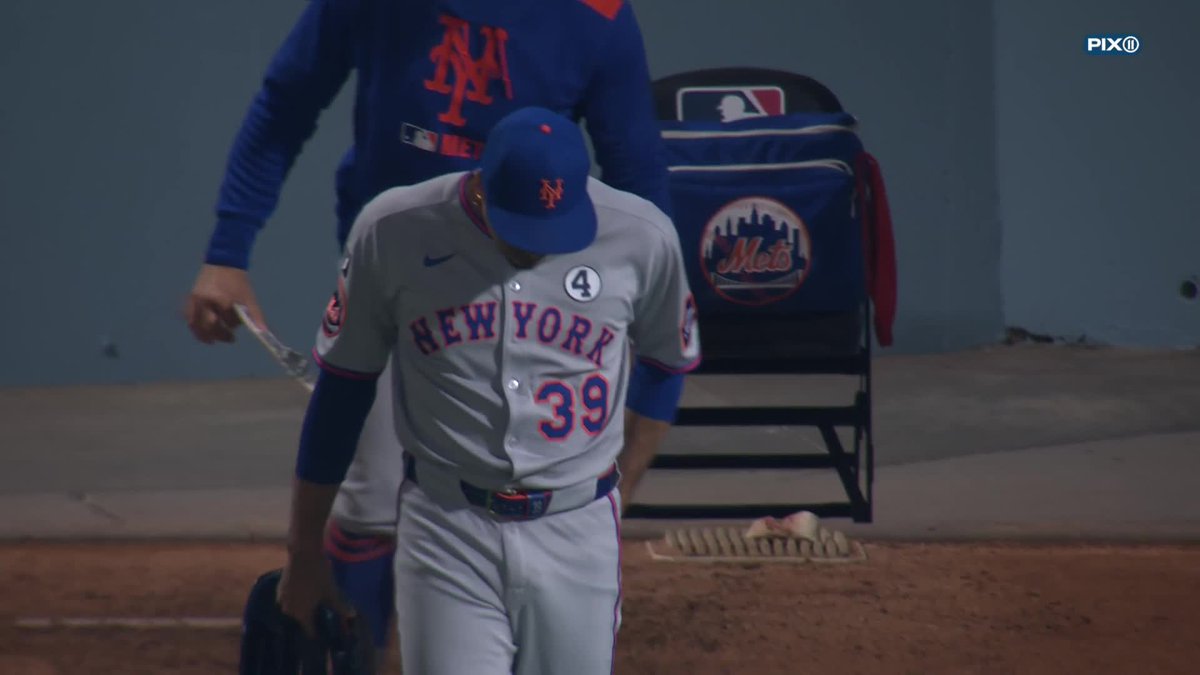 Edwin Díaz comes in for the save opportunity at Dodger Stadium