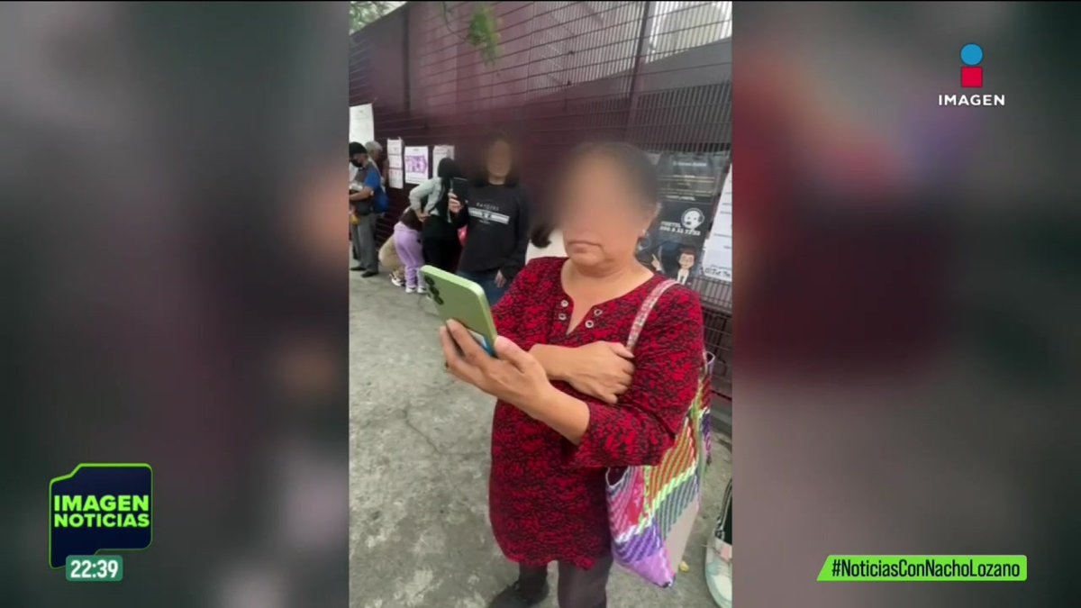 Una mujer amenazó con demandar al equipo de #ImagenNoticias cuando fue grabada pasándole el teléfono a una de las personas que estaba en la mampara votando, una conducta por demás irregular en la #ElecciónJudicial. Así reaccionó: