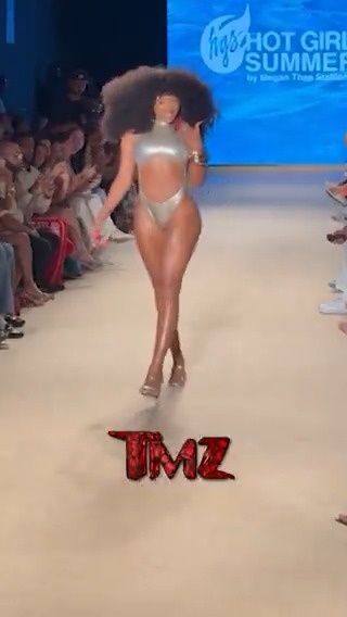 #MeganTheeStallion looked STUNNING on the Miami Swim Week runway! 🥵👙🌊 The cast of #TMZonTV -- and Harvey SPECIFICALLY -- react 🤩