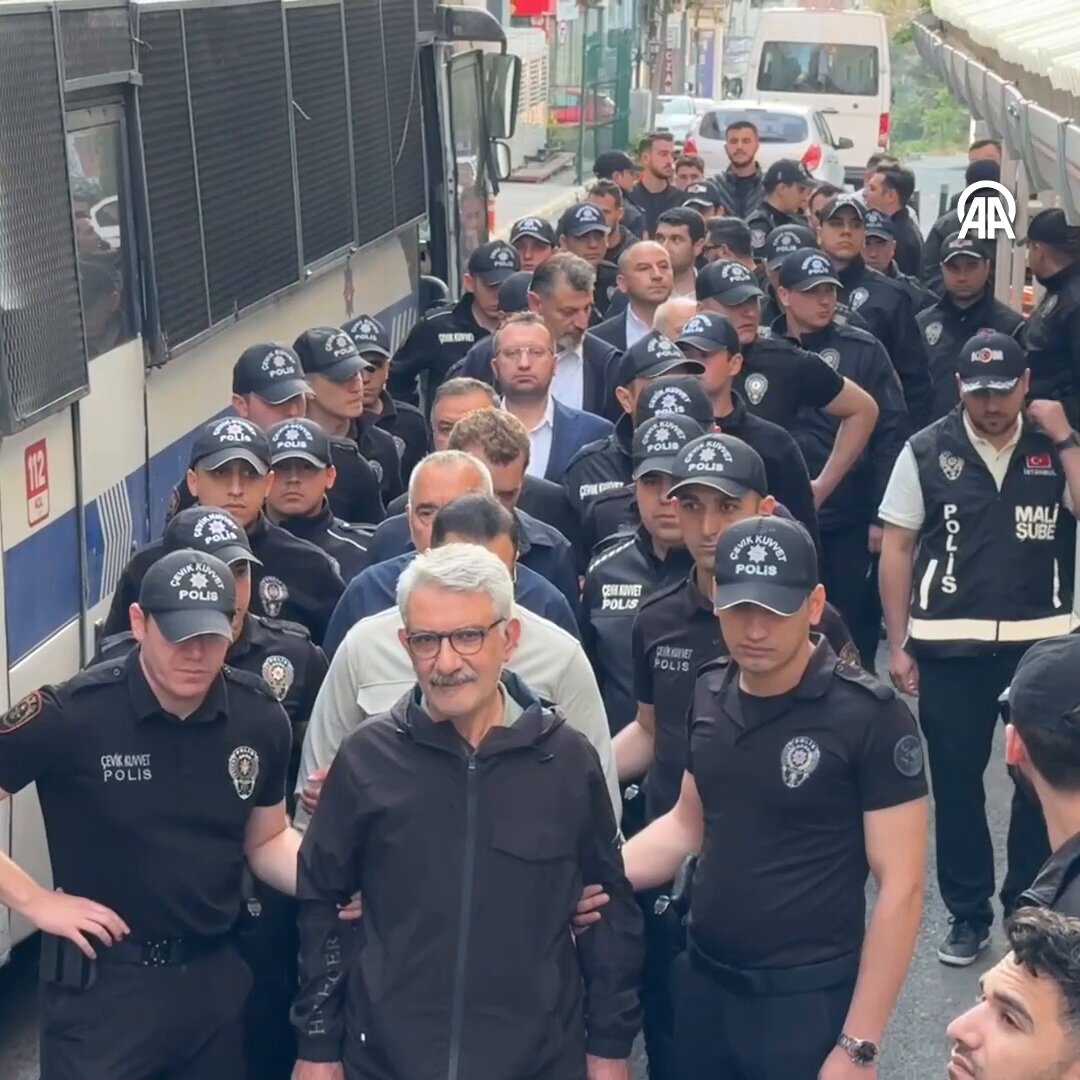 İBB'ye 5. dalga operasyonda 1 kişi tutuklandı 1 kişi serbest bırakıldı 📌 İBB'ye yönelik İstanbul Cumhuriyet Başsavcılığı tarafından yürütülen soruşturmada 36 kişi adliyeye sevk edildi 📌 Soruşturma kapsamında 1 kişi tutuklanırken 1 kişi de sağlık sorunları nedeni ile serbest bırakıldı