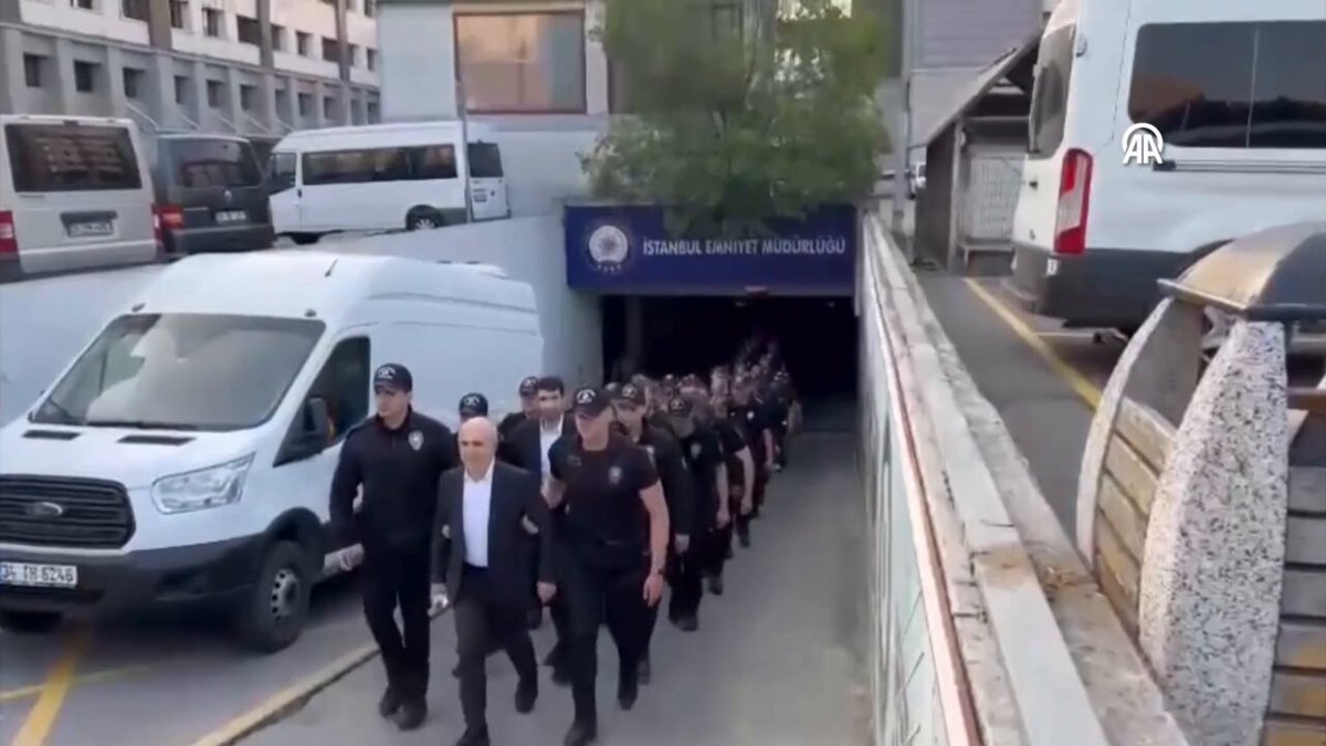 Operasyon prodüksiyonu: Halkın oylarıyla seçilen belediye başkanları ve bürokratların adliyeye götürülme görüntüleri servis edildi
