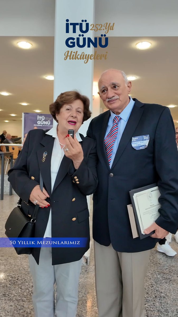 İTÜ, yarım asırlık tesadüflerin, eskimeyen dostlukların ve ömürlük anıların başladığı yer. 🐝 50 yıllık İTÜ’lü çiftimizin hikâyesi de bunun en güzel örneklerinden biri. 🎥 “Bir parmak kalktı. ‘Burası boş’ diye... Eşimin yanına oturdum. 50 yıldır beraberiz.” #itüevedönüş #ITU1773