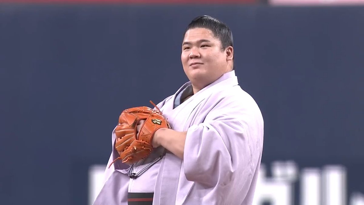 【特別始球式】 「日本相撲協会」コラボ試合!💪 大阪府出身の力士 #宇良 関が特別始球式に登場しました‼⚾ #Bs2025 #carp #日本生命セ・パ交流戦2025 #交流戦 #セ・パ交流戦 👇ライブ配信はこちら