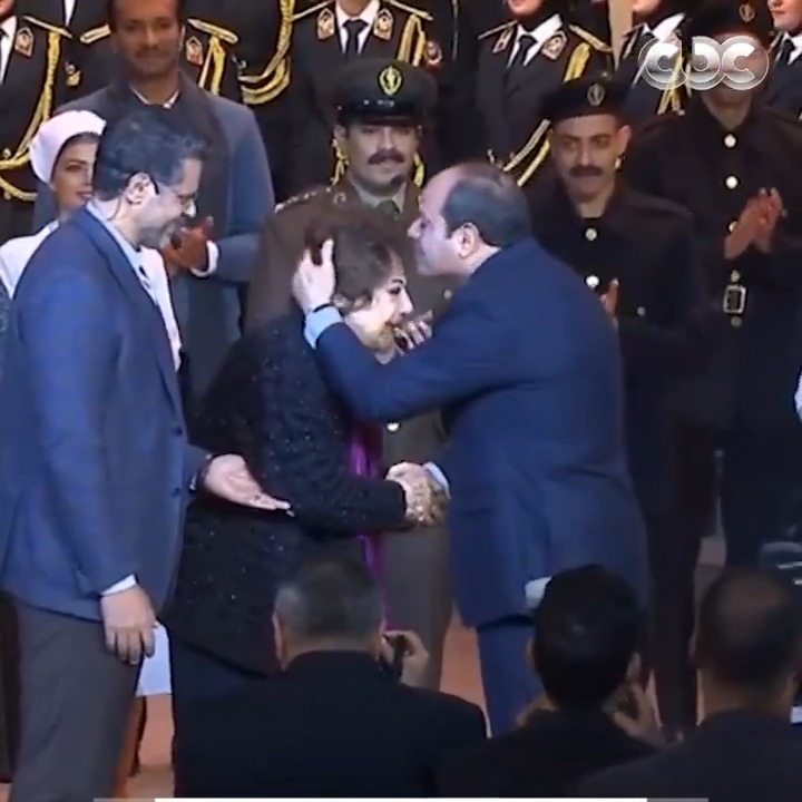 كانت أمنية حياتها تشوف الرئيس السيسي 🥹.. وفخامته قبّل راسها ❤️.. وداعًا الفنانة القديرة سميحة أيوب 🤲🏻 #CBC