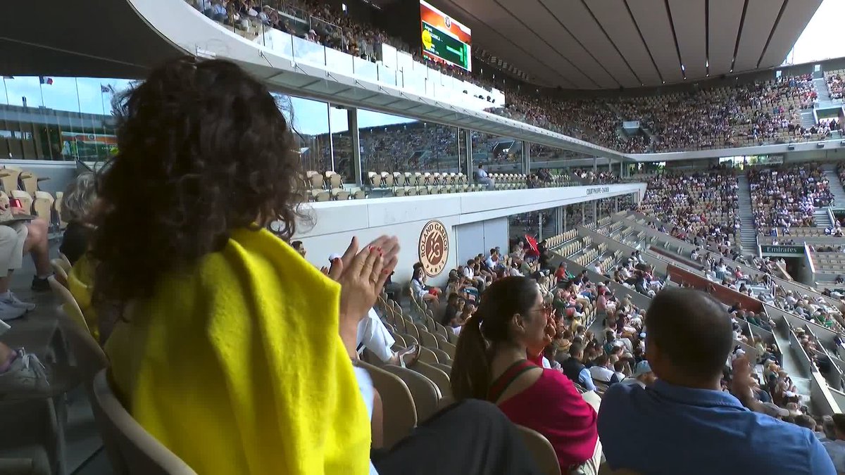 Qinwen Zheng wins a fantastic point against Aryna Sabalenka at Roland Garros. Beautiful attacking tennis against the world #1. Incredible natural ability… a lot of people forget she’s only 22 years old.