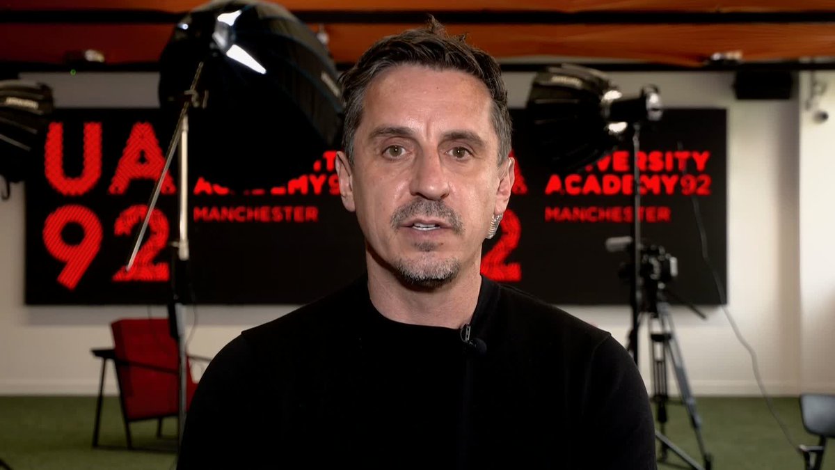 "The fact that he's stayed will endear himself towards the fans even more " ❤️ Gary Neville reacts to the news that Bruno Fernandes has turned down the chance to go to Saudi Arabia 🔴