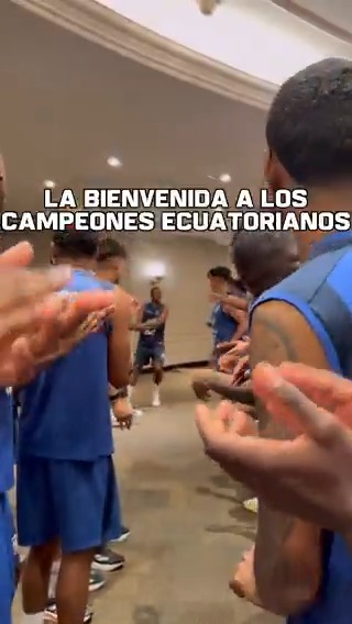 ¡ASÍ SE RECIBEN A LOS CAMPEONES! La gran bienvenida a Willian Pacho, ganador de la #Champions, y a Moi Caicedo, campeón de la #ConferenceLeague, en la Selección de Ecuador 🇪🇨👏 📹 La Tri 🇪🇨