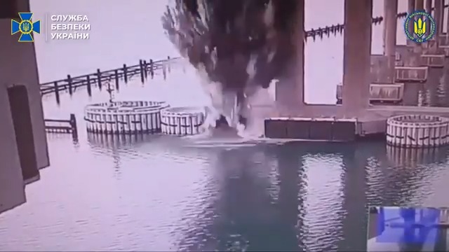 Kerç Köprüsü üçüncü kez vuruldu... Ukrayna İstihbaratı bu sabah saat 04.44'de 1100 kilogramlık TNT'ye denk bir patlayıcıyı köprünün sualtı destek ayağında patlattı. Operasyon hazırlığı birkaç ay sürdü. #Ukrayna #Rusya
