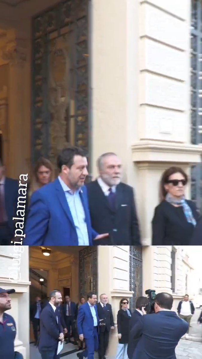 Salvini viene accolto da un mare di fischi all'uscita dal Comune di Reggio Calabria