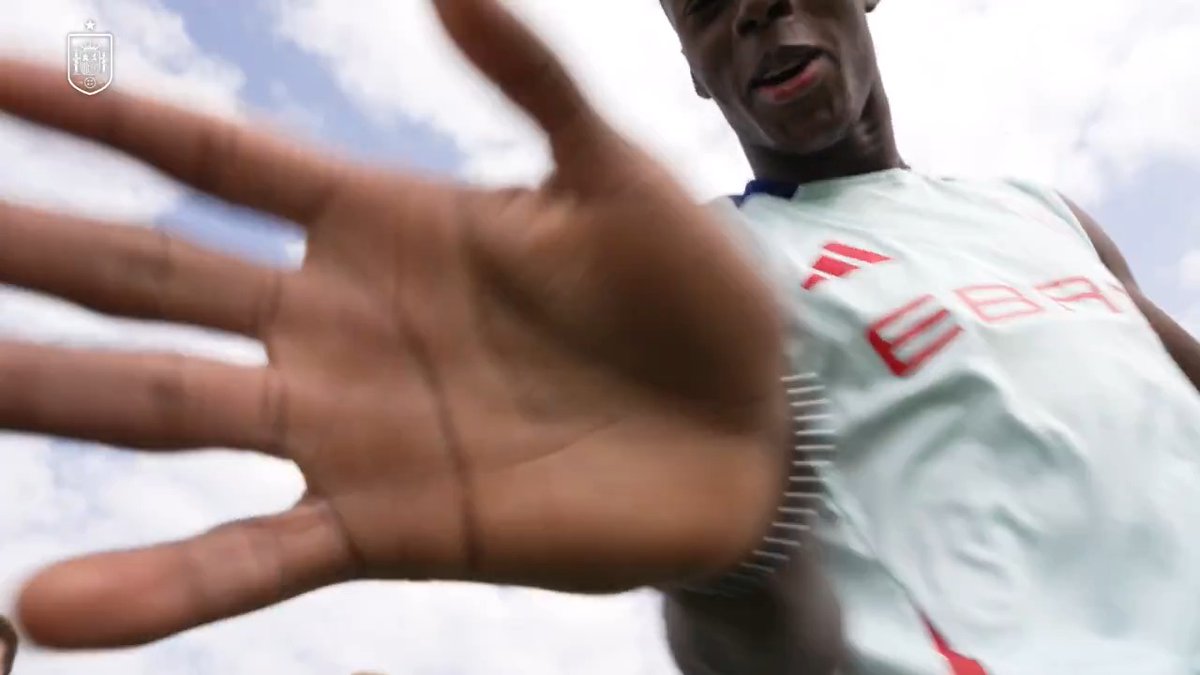 😂 ¿Algo que decir, Nicolas Williams? ⚽️ El doble caño de Unai Simón al extremo del Athletic que desata las risas en el rondo de la selección española.