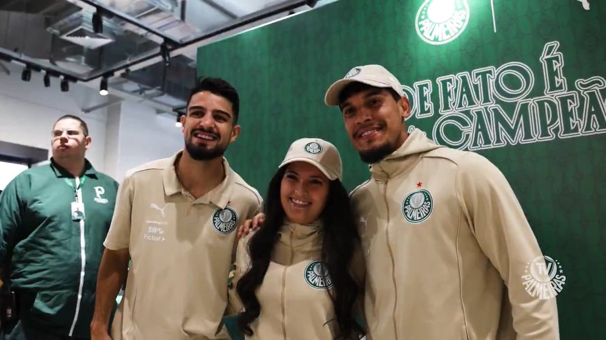Um encontro com os craques do #MaiorCampeãoDoBrasil e com o troféu do #PrimeiroCampeãoMundial! 💚 Assista na TV Palmeiras Sportingbet como foi o meet and greet da #FamíliaPalmeiras com os atletas do Verdão! ➤