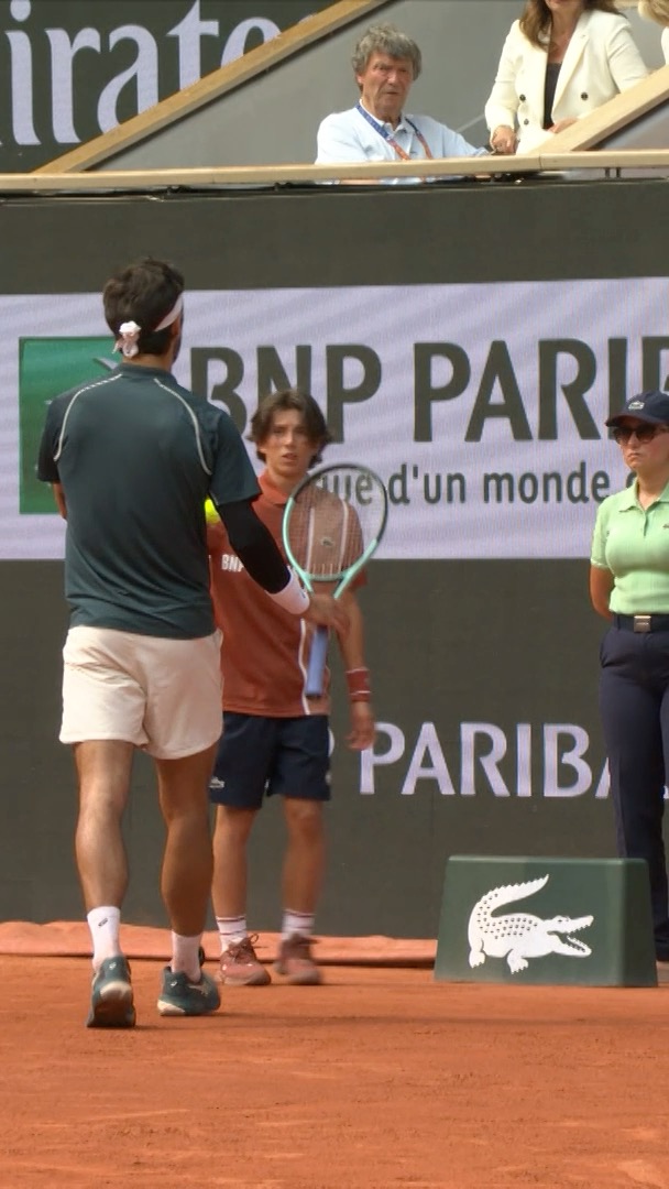 Lorenzo Musetti received a warning for unsportsmanlike conduct after this incident 😳 #RolandGarros