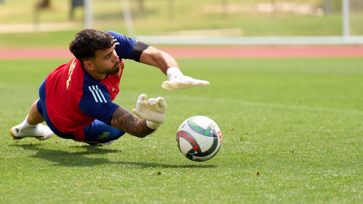 💭 ¿Qué es poesía? Poesía es un entrenamiento de estos chicos grabado a 𝟮𝟬𝟬 𝗙𝗣𝗦. Cada detalle, gesto, gol y parada es ♥️. Nada, disfrutad tanto como nosotros editándolo. #VamosEspaña | #NationsLeague