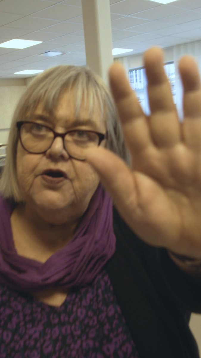 När vi bevakade kommunfullmäktige i Varberg blev vi trakasserade av Ingela Svensson från Vänsterpartiet. Svensson, som dessutom arbetar som åklagare, påstod att kritiska medier inte har rätt att närvara – och hotade oss kort därefter med åtal. Ett solklart exempel på ren och skär myndighetsaktivism.