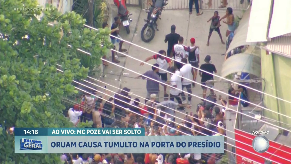 🚨AGORA: Depois de subir em cima de ônibus, inflamar a multidão e tumultuar o ambiente, o cantor Oruam foi retirado da porta do presídio de Bangu. MC Poze deve ser solto a qualquer momento. #BalançoGeralRJ 📽️ Reprodução/Record Rio
