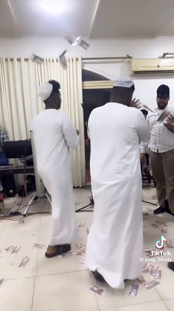 جابت ليها قلت ادب بي عملات الناس وفي بلدهم!!! شاحد الله يكشو ابو اهلكم الله لا جاب عقابكم