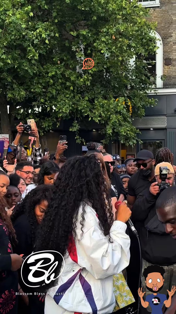 😳 Ciara a tout donné dans les rues de Londres sur son classique : Like A Boy 🔥🤌 Vous avez hâte pour son album qui sort le mois prochain? Tagguez avec qui vous irez la voir sur scène si elle vient à Paris 👇