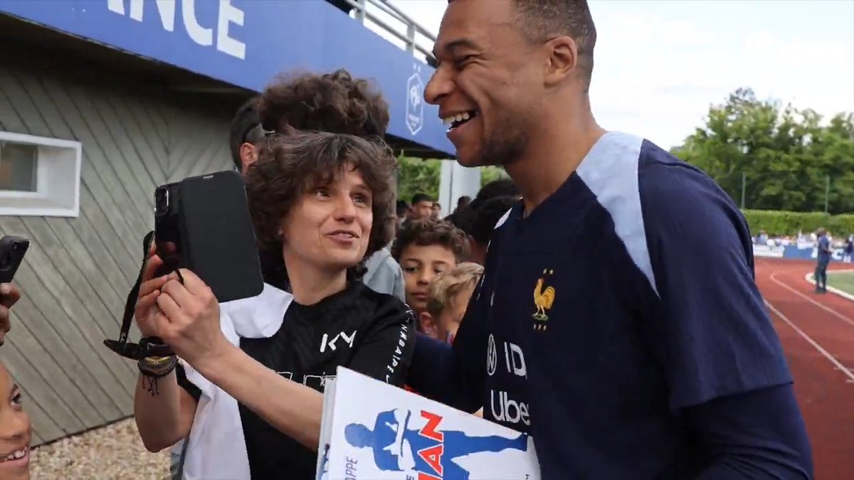 Ce genre de moment entre les Bleus et leurs supporters 🇫🇷🥰