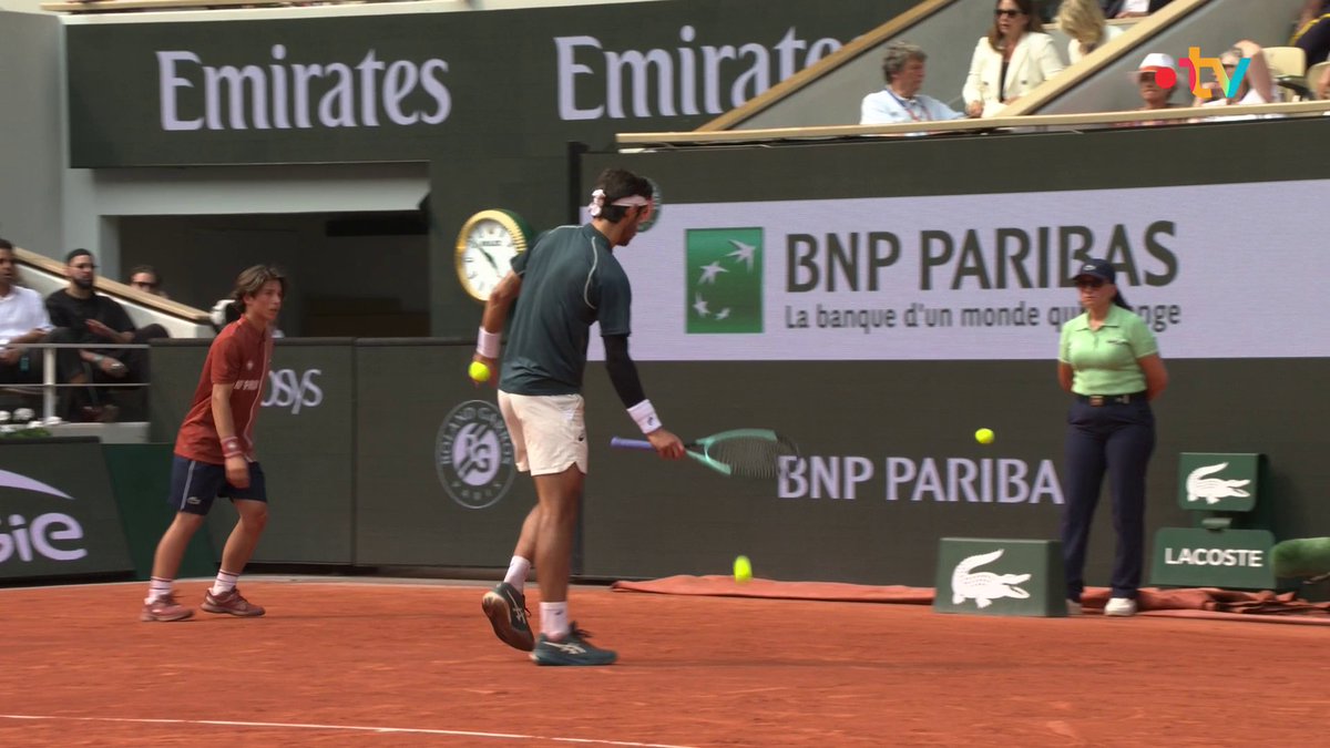 Frustré, Lorenzo Musetti 🇮🇹 a involontairement balancé une balle sur une juge de ligne lors de son match contre Frances Tiafoe. 😬 L’Italien a reçu un simple avertissement qui aurait pu se transformer en disqualification. ⚠️ #RolandGarros