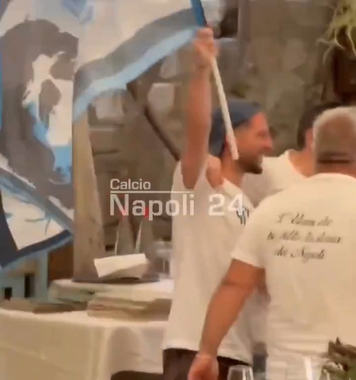 Dries Mertens, Napoli'de arkadaşları tarafından parti verilerek karşılandı. (Calcio Napoli24)