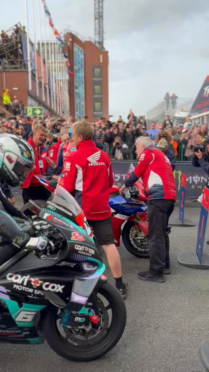 It’s VICTORY for Dean Harrison - his first Isle of Man TT win for Honda and 4th career win. Superstock Race 1 - done! #HondaRacing #Fireblade #IoMTT #IoMTT25