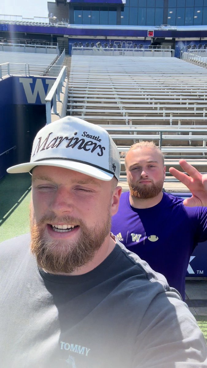 Only in Seattle. Only at Montlake. #GreatestSetting🏟️
