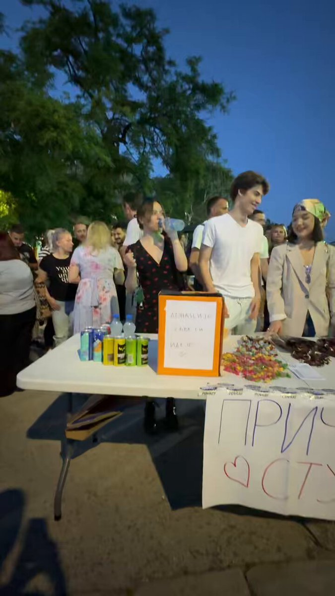 „Palilulsko veče“ nije privatna žurka SNS-a, to je manifestacija koju plaćaju građani! Godinama unazad SNS koristi ovaj događaj za sopstvenu promociju. Zato smo večeras došli mi studenti. Vreme je da se manifestacije vrate onima kojima pripada - građanima! ❤️