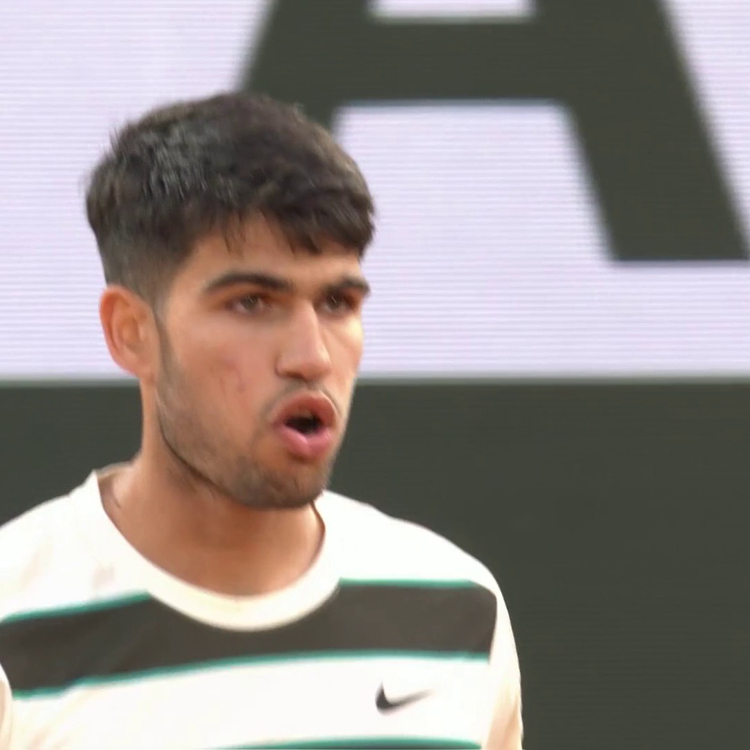 𝙒𝑶𝙒! 🥯 Carlos Alcaraz dominates the opening set with a 6-0 bagel against Tommy Paul in this quarter-final at #RolandGarros