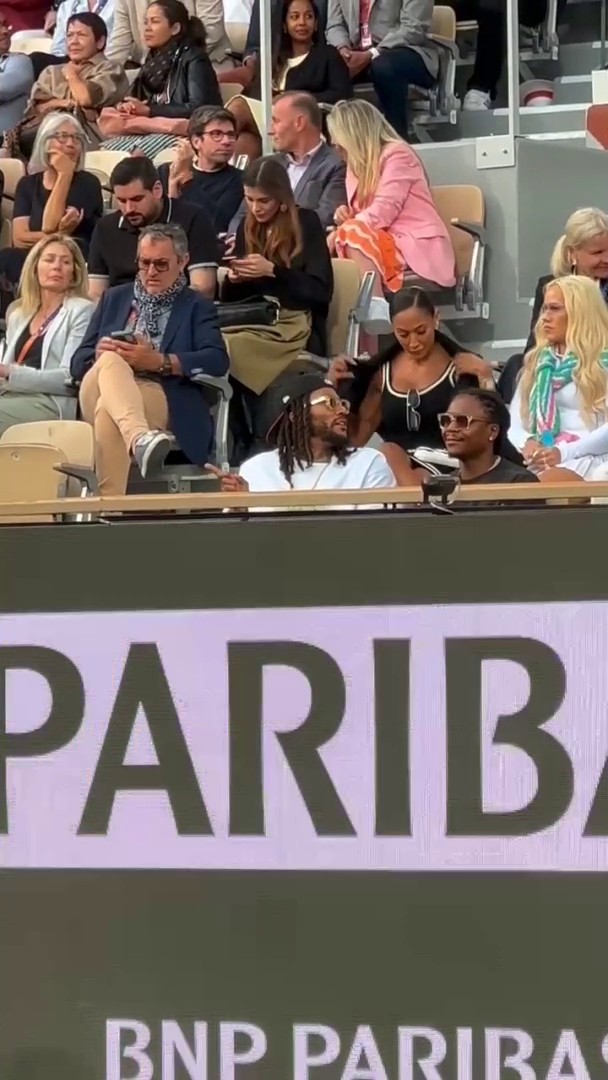 🌹 La Rosa está en la casa. Derrick Rose, el MVP más joven de la historia de la @NBASpain, presente en la Philippe Chatrier para disfrutar del Paul-Alcaraz #RolandGarros
