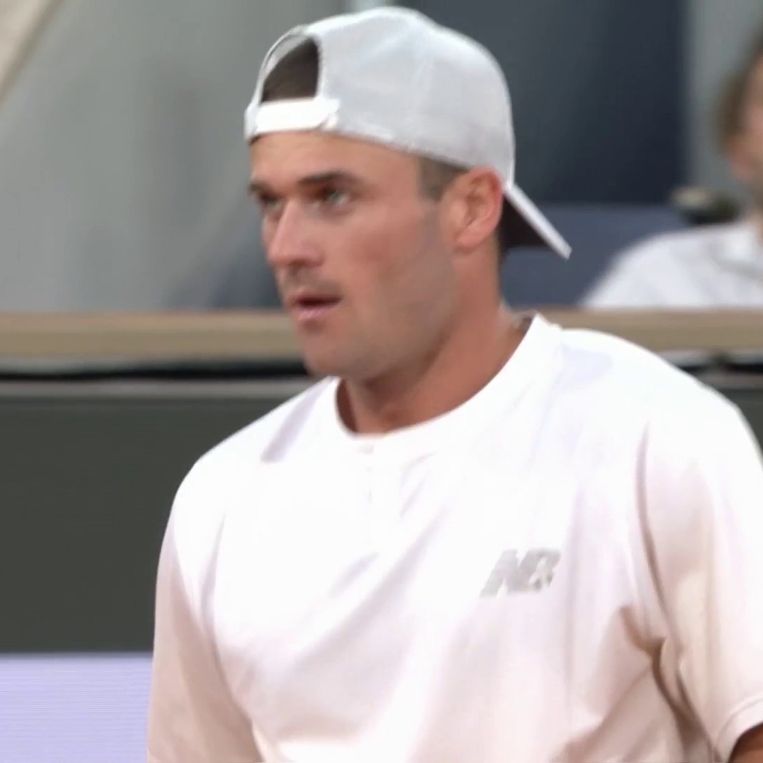 Philippe-Chatrier ROARS for Tommy Paul as he holds the opening game of the third set against Carlos Alcaraz! 🙌 The defending champion leads 6-0 6-1 0-1. #RolandGarros