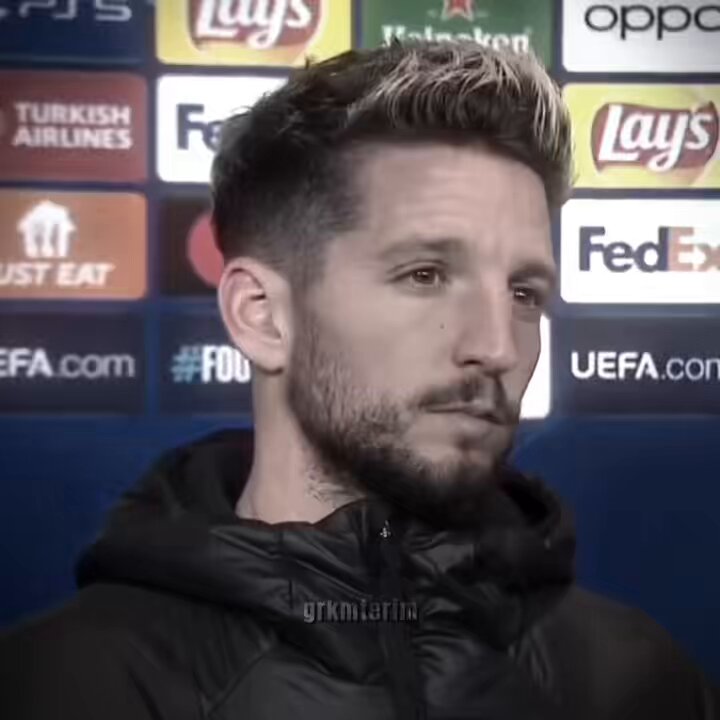 İkisi de 25 yaşında Galatasaray'a birini transfer edebilirsin. Hangisini seçerdin? 28 yaşında gelen Sneijder 175 Maç 45 gol 44 asist 35 yaşında gelen Mertens 136 Maç 25 gol 44 asist