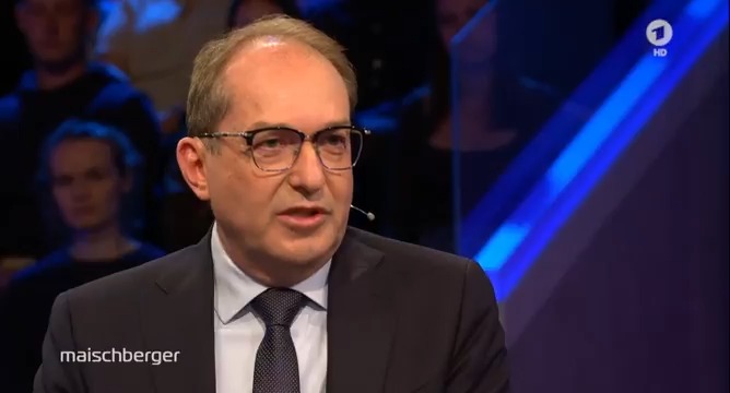 Die „Integrationsleistung eines Landes, auch Deutschlands“ habe Grenzen, sagt Bundesinnenminister Alexander #Dobrindt (CSU). Viele Systeme seien „am Limit“ und es gebe „eine Überforderung“. Das spüre man z. B. in den #Kitas, #Schulen und auf dem Wohnungsmarkt. #maischberger