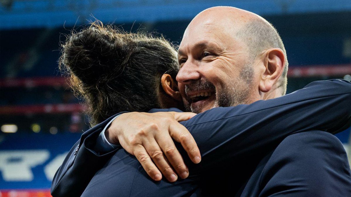 📹 El presidente de la RFEF se suma a la alegría de la afición por el triunfo y pase de España para la fase final de la #UWNL. ➡️ Rafael Louzán ha felicitado a toda la @SeFutbolFem en Barcelona. ℹ️ #JugarLucharYGanar