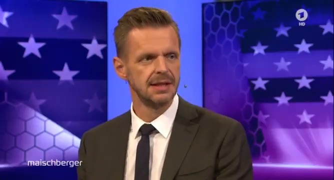In #Deutschland gebe es laut Kabarettist Florian Schroeder (Florian Schroeder) eine starke #Meinungsfreiheit, aber einen „immer härteren Diskurs und eine Unverzeihlichkeit in diesem Diskurs“. Das sorge „für eine Ängstlichkeit, sich öffentlich zu äußern“. #maischberger