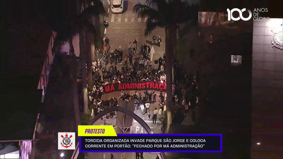 Organizada do Corinthians invade Parque São Jorge e coloca corrente em portão: "Fechado por má administração".