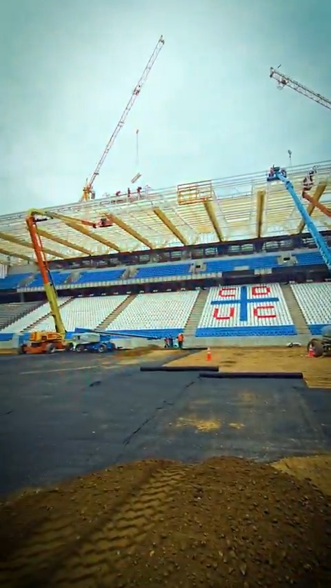 Te proponemos una mirada en 360 grados desde lo que serรก pronto el cรญrculo central de la cancha del Claro Arena ๐๏ธโจ Asรญ se aprecian las Tribunas Alberto Fouillioux, Sergio Livingstone y las galerรญas Ignacio Prieto y Mario Lepe. La vista: ยกespectacular! ๐คฉ #ElSueรฑoCruzado โช๐ต