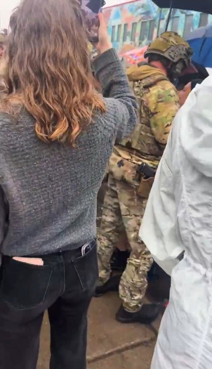 Crowd interferes with law enforcement narcotics raid in Minneapolis... Do cops not have pepper spray/OC anymore? #CityLife #Minneapolis #fbi #DHS #urban #minnesota #democrats
